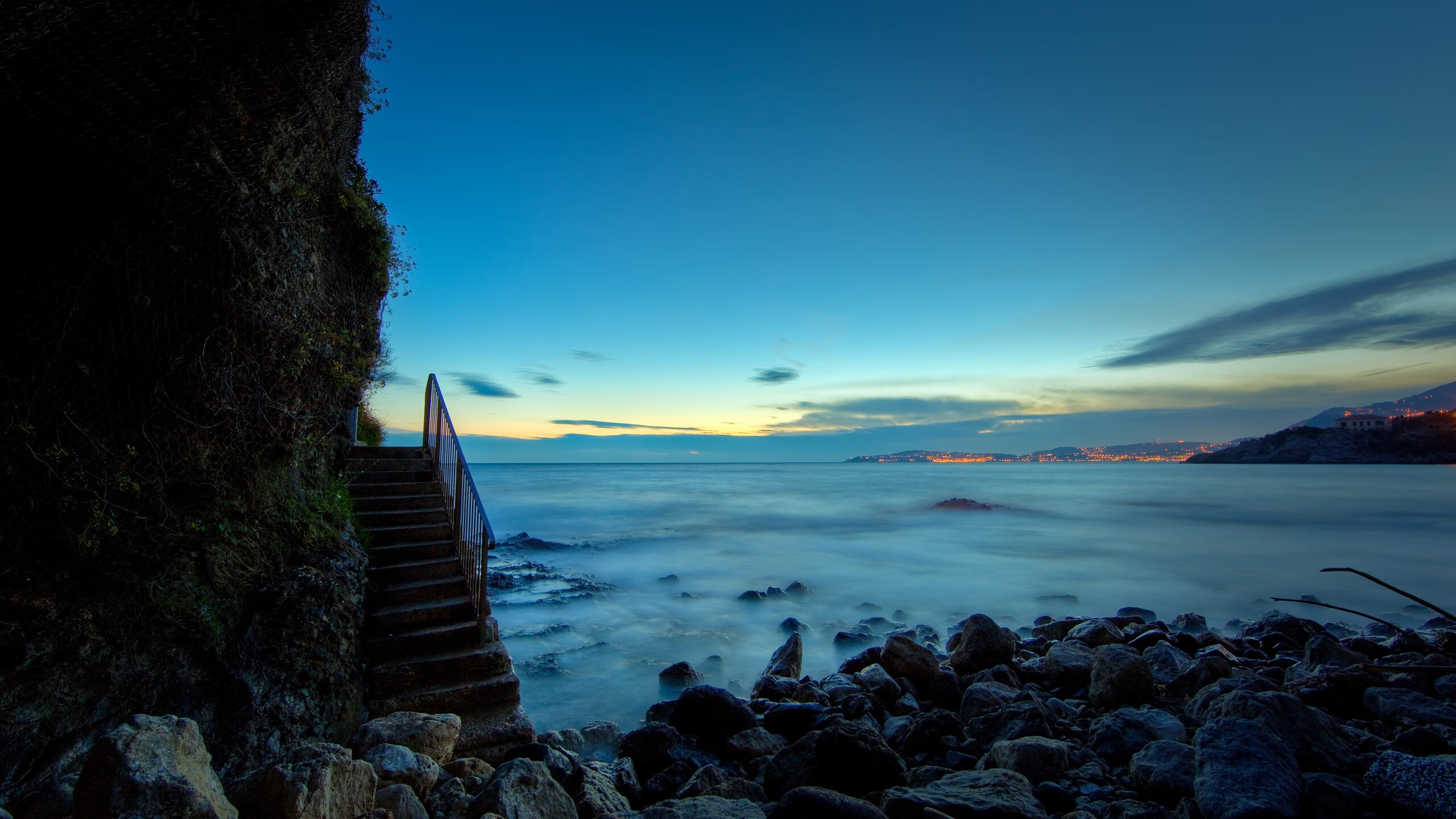 王座与引擎,两种加冕之路